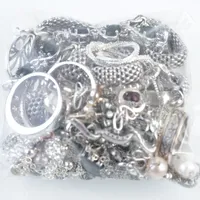 Diverse silversmycken, 12 halsband, 13 hängen, 3 ringar, 3 par örhängen, 3 armband, 925/1000, mkt fina Vikt: 130 g