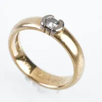Ring m diamant 0,12ct enligt gravyr, stl 15½(48), bredd 4mm, 18k, gravyr Vikt: 4,8 g