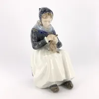 Figurin Royal copenhagen, "Kvinna som syr" nr: 1317, höjd: 23 cm Vikt: 0 g Skickas med postpaket.