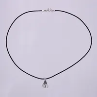  Collier Efva Attling Happy Tear pendant, i silver med lädersnöre, längd ca 40cm , hängets längd ca 18mm Vikt: 4 g