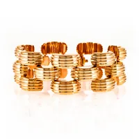 Spektakulärt armband i 18K guld. Det är 18,5 cm långt, 26 mm brett, 9 mm högt och väger 112,7g. Dolt viklås. Stämplat 750.