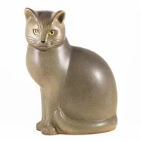 Lisa Larson: figurin katten Måns (maxi) i grått. Den är c:a 30 cm hög. Stengods. Signerad LISA L. K-Studion Gustavsberg. Stämplad MADE IN SWEDEN. Skickas med postpaket.