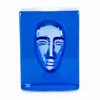 Bertil Vallien: skulptur "Azur Man" i blått ur serien "Blues". Den är 15 x 11 x 6,5 cm. Signerad B. Vallien på framsidan. Signerad 7520111 KOSTA BODA LIM.ED 1000 undertill. Etikett KOSTA BODA. Vikt: 2600 g Skickas med postpaket.