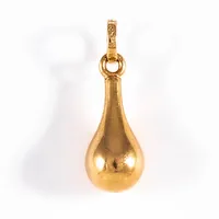 Berlock "droppe" i 18K guld. Den är 16,6 mm lång inkl. ögla och väger 0,4g. Oläsliga, svenska stämplar.