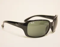 Ett par solglasögon, Ray-ban RB4068 601 3N, originalfodral