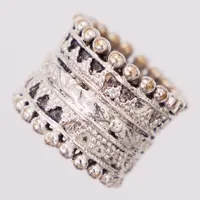 Ring, mönstrad, stl 15¾, bredd 18mm, saknar stämplar, silver Vikt: 13,4 g
