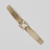 Ring, diamant ca 0,01ct, Ø18, bredd:1,2-2,6mm, vitguld, 18K. Vikt: 1,7 g
