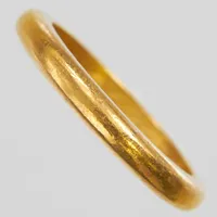 Ring, slät, Ø18½, bredd:3mm, nött gravyr, 23K. Vikt: 7,6 g