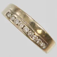 Ring, briljantslipade diamanter 9x0,02ct, Ø16, bredd:3,5-5,5mm, rodinerat guld, 18K. Vikt: 5,2 g