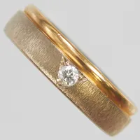 Ring med diamant 1 x 0,05ct enligt gravyr, Ø16¼, bredd: 5mm, tvåfärgad, delvis matterad, Schalin, gravyr, 18K Vikt: 5,2 g