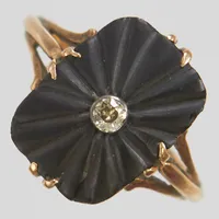 Ring, diamant 1 x ca. 0,05ct samt svart sten, Ø17¼, bredd: 1,7-15,3mm, skev skena, 14K Vikt: 2,9 g