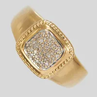 Ring med diamanter ca 45 x ca. 0,005ct, Ø17, bredd: 2,6-10mm, GHA, 18K Vikt: 4,6 g