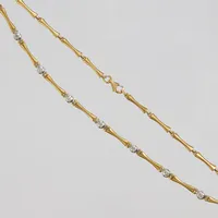 Collier med diamanter 7 x ca. 0,02ct, längd: ca. 46,5cm, bredd: 1,5-3,5mm, fattningar i vitguld, 18K Vikt: 21,4 g