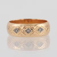Ring med 3 st små diamanter, gravyr, storlek 18 mm, bredd 6,3 mm, 18 k. Vikt: 6,1 g