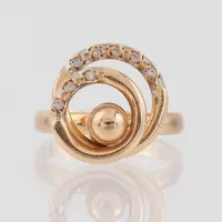 Ring modern design, rörliga ringar med stenar, design Lena Winblad Uddevalla, stämplad av guldsmed Sven Winblad Uddevalla, storlek 19,5 mm, bredd 2,9-16,5 mm, 18 k. Vikt: 6,5 g
