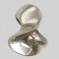 Silverring, Ø18, bredd: 4-24mm, ojämn skena, ostämplat silver Vikt: 10,3 g