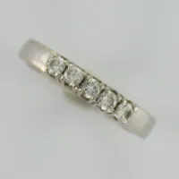 Ring med diamanter, totalt 5x 0,05ct, stl 17¼, bredd 3mm, vitguld, 18K  Vikt: 4,1 g