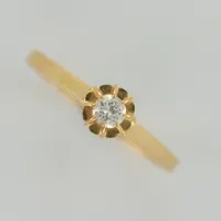 Ring med diamant 0,12ct enligt gravyr, stl ca 17½, bredd 1,7-5,2mm, 18K Vikt: 2 g