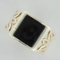 Ring med svart sten och genombruten dekor, stl ca 17½, bredd 5-12mm, något skev skena, silver 925/1000 Vikt: 4,7 g