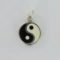 Hänge, yin och yang, ca 16x10mm inklusive ögla, slitage, silver 925/1000 Vikt: 0,7 g