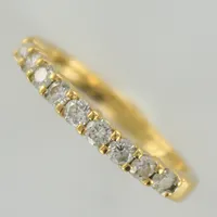 Ring med 9 diamanter ca 0,05ct/st, stl 17¼, bredd 3 mm, ojämn skena, 18K 2,9g totalt 