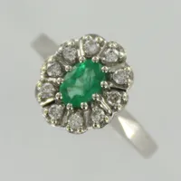 Ring vitguld med grön sten och diamanter 10 x ca 0,02ct/st stl ca 15¾ 18K  Vikt: 3,9 g