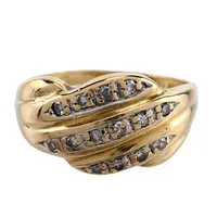 Ring, 18K guld, Diamanter 14 x 0,005ct, Ø16¾ mm, bredd 2-9 mm, svensk kontrollstämpel, skena med en buckla / intryckning Vikt: 3,4 g