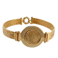 Armband, 18K guld, myntliknande dekor, öppningsbart, inre mått 17,0 cm, bredd 8-23 mm, något mindre bruksmärke Vikt: 9,9 g