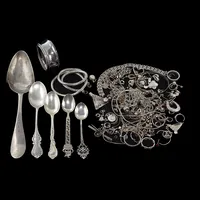 Diverse silverföremål, bestick, smycken, merparten med bruksmärken/defekter, enstaka stenar, bruttovikt 326,6 gram 