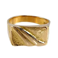 Klackring, 18K guld, delvis strukturmönstrad front, Åhus Guldsmedja (SHÅ), Ø19¾ mm, bredd 4-10 mm, fint skick Vikt: 8,9 g
