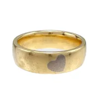 Ring, 14K guld, slät modell, Ø19¼ mm, bredd 6,7 mm, gravyr Vikt: 10,7 g
