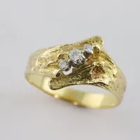 Ring räfflad dekor med diamanter, stl 17½ mm, bredd ca 2,9-14 mm, 18k Vikt: 3,4 g
