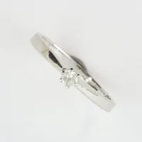 Ring med diamant 0,08ct enligt inskription, stl 16½ mm, Atelier Ajour Ab Stockholm 1968 , 18k vitguld Vikt: 2,5 g