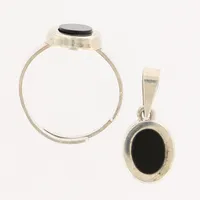 Ring justerbar storlek, berlock med svart sten, silver S835, vikt: 3,7 gram Vikt: 3,7 g
