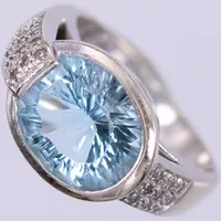 Ring vitguld med topas och diamanter ca 24x0,01ct, stl: 16½, bredd: ca 2-11mm, 18K Vikt: 8,8 g