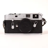 Kamerahus Leica M4, serienummer 1227404, 1969, Leitz, Wetzlar, sigillstämplad L, body cap, långa tider sega, ytliga repor och märken, väska medföljer. 