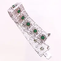 Armband med gröna stenar i glas (limmade), längd ca 19,5cm, bredd ca 21mm, svenska importstämplar, silver Vikt: 47 g