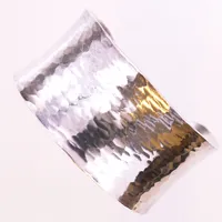 Stelt armband, Smederna Lantz Ateljé & Galleri AB 1979, graverad, bredd ca 32mm, ca 5,8x4,5cm, 925/1000 silver Vikt: 42,8 g