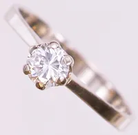 Ring vitguld med diamant 0,57ct, enligt gravyr, TCR/VS, svensk importstämpel, stl: 18, bredd ca 3mm, 18K Vikt: 2,5 g