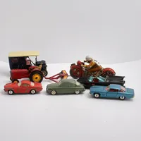 Diverse leksaksbilar i plåt från Corgitoys, Takno, Dinky, mfl.