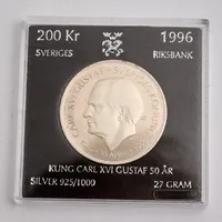 Minnesmynt, "Sveriges Konung Carl XVI Gustaf 50år 1946 -1996, nominellt värde 200kr, plastetui , silver 925/1000, vikt 27g Vikt: 27 g