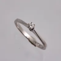 Ring i 18K vitguld, stl 17, bredd 1,8-3mm, 1st Diamant, 0,07ct enligt gravyr, tillverkad av Guldfynd, år 1980, vikt 2,0g.