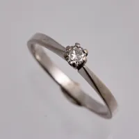 Ring i 18K vitguld, stl 18¼, bredd 2,2-3,9mm, 1st diamant, 0,15ct enligt gravyr, tillverkad av M Gulwers Ab, vikt 2,66g.