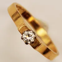 Ring, diamant 0,10ct enligt gravyr, Ø16¼, bredd:3mm, 23K 2,6g.