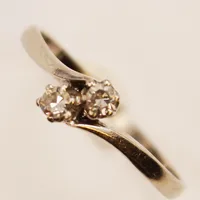 Ring, diamanter 2x ca 0,05ct, Ø16¼, bredd:5mm, 18K 1,6g.