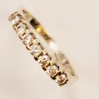 Ring, 7x diamanter ca 0,35ctv, Ø17¾, bredd:3mm, 18K 3,1g.