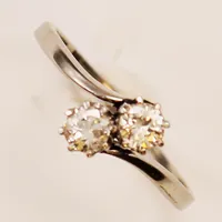 Ring, diamanter 2x ca 0,15ct, Ø15¾, bredd:7mm, vitguld 18K 1,6g.