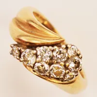 Ring, 9x diamanter totalt 0,87ctv enligt gravyr, Ø17¾, bredd:14mm, 18K 8,2g.