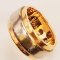 Ring, diamanter 1x ca 0,15ct, 2x ca 0,05ct, Ø17½, bredd:10mm, gravyr, 18K 15,8g.