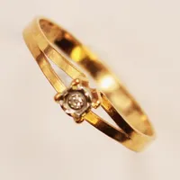 Ring, diamanter ca 0,01ct, Ø16¾, bredd:3mm, 18K 1,4g.